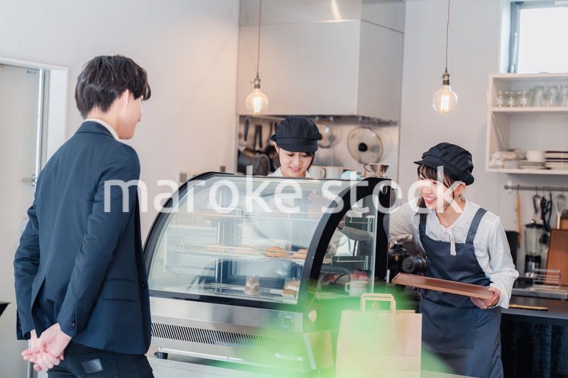 ケーキ屋で楽しく買い物をするビジネスマン