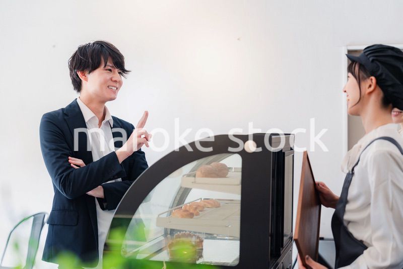 ケーキ屋で楽しく買い物をするビジネスマン