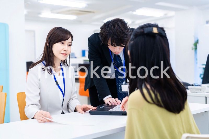 オフィスで窓口業務をするスタッフ