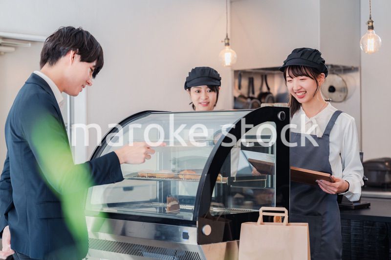 ケーキ屋で楽しく買い物をするビジネスマン