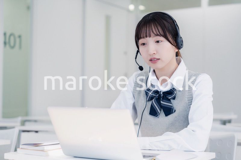 パソコンで授業を受ける女子高生