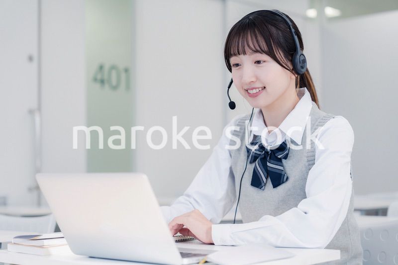 パソコンで授業を受ける女子高生