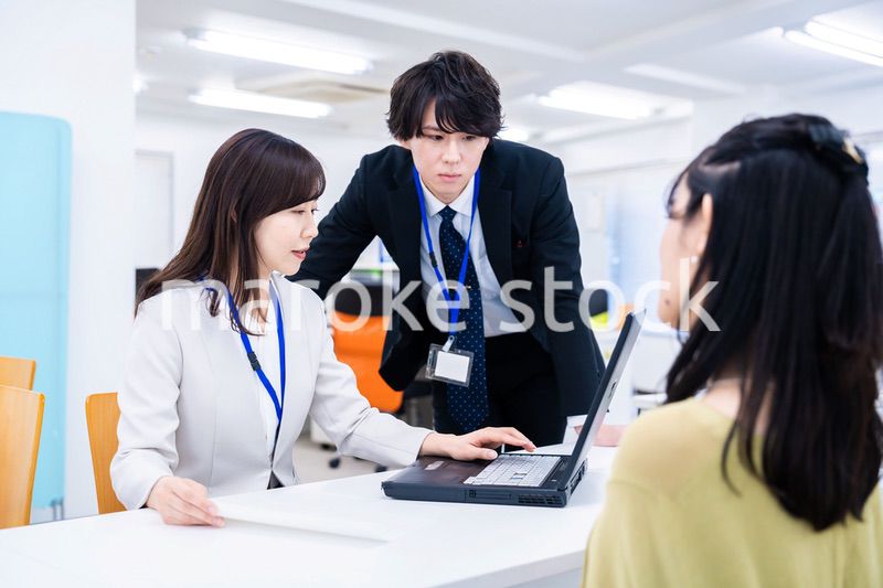 オフィスで窓口業務をするスタッフ