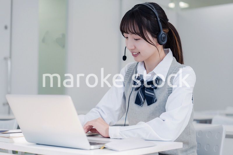 パソコンで授業を受ける女子高生