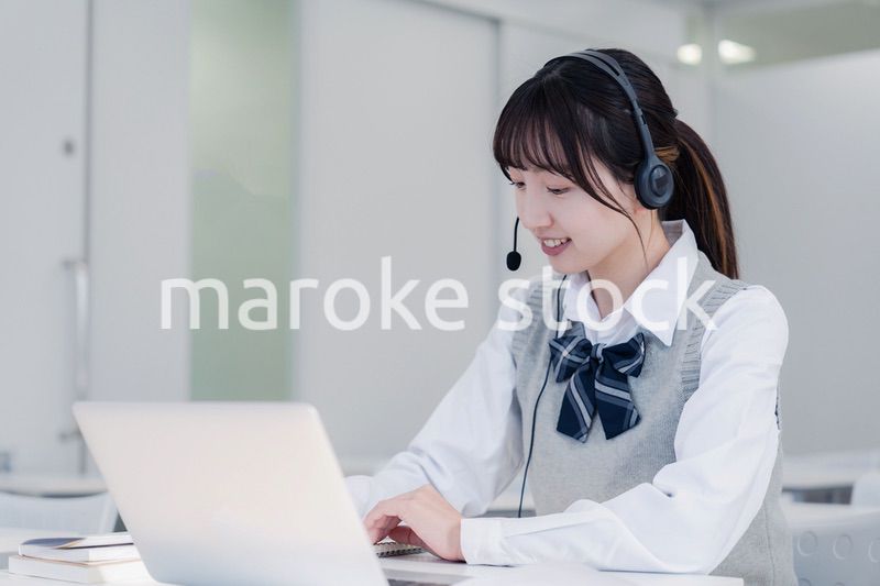 パソコンで授業を受ける女子高生