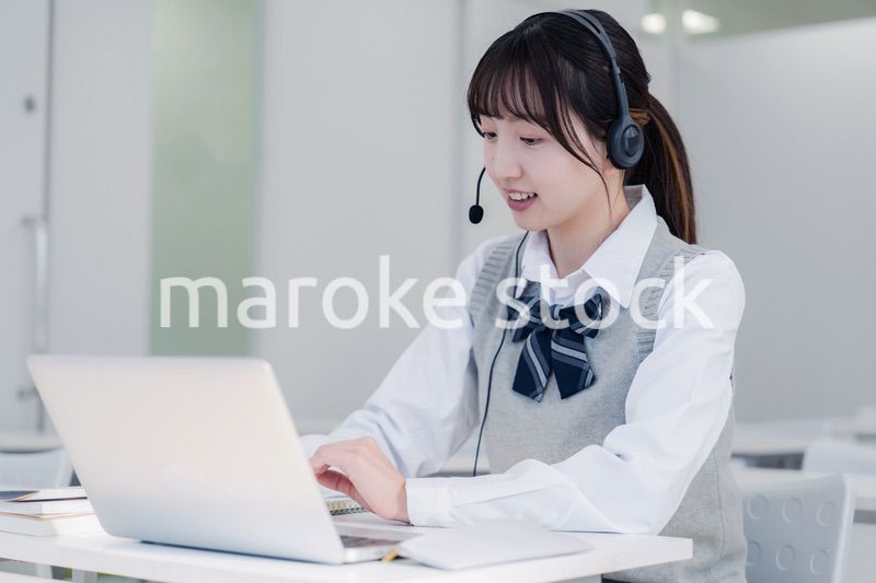 パソコンで授業を受ける女子高生