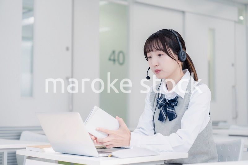 パソコンで授業を受ける女子高生