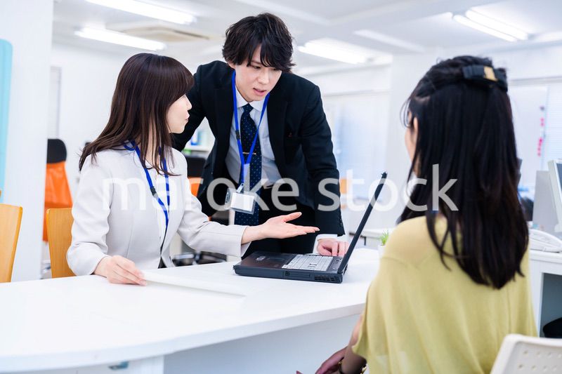 オフィスで窓口業務をするスタッフ