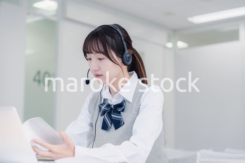 パソコンで授業を受ける女子高生