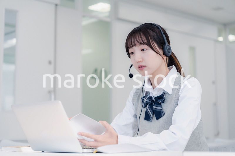 パソコンで授業を受ける女子高生