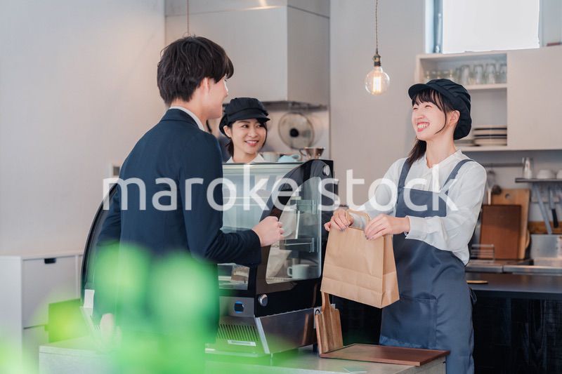 ケーキ屋で楽しく買い物をするビジネスマン