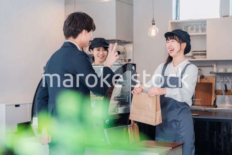 ケーキ屋で楽しく買い物をするビジネスマン