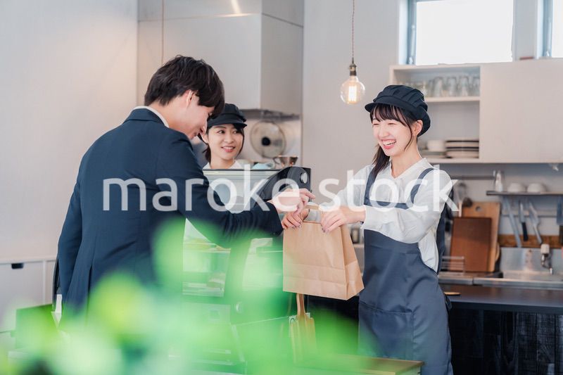 ケーキ屋で楽しく買い物をするビジネスマン