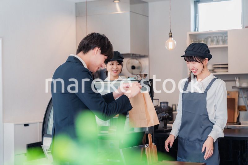 ケーキ屋で楽しく買い物をするビジネスマン