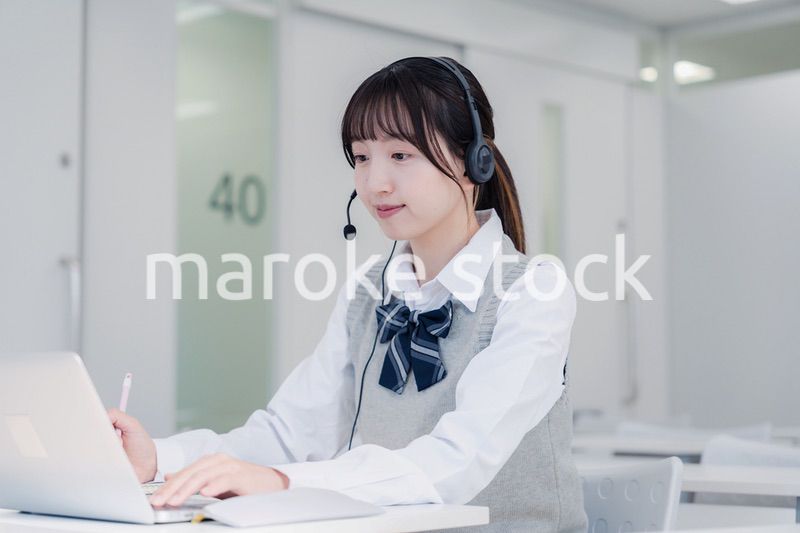 パソコンで授業を受ける女子高生