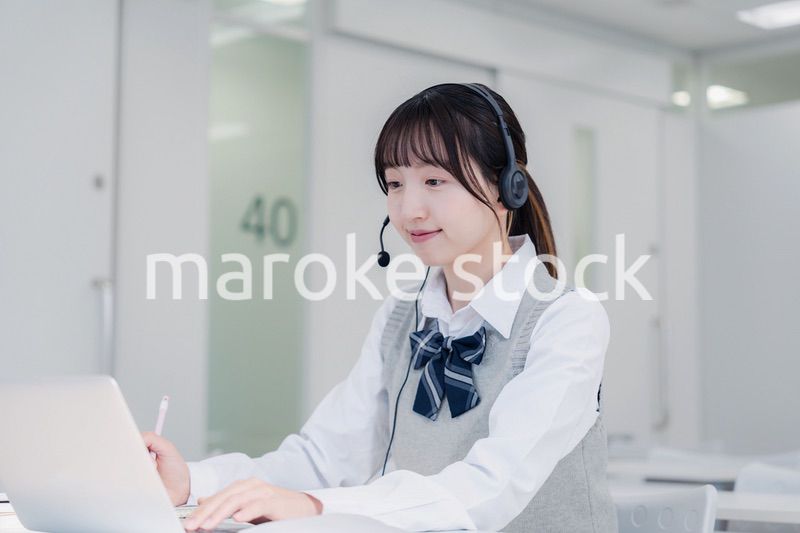 パソコンで授業を受ける女子高生