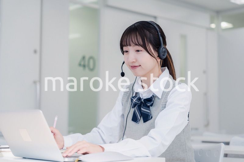 パソコンで授業を受ける女子高生