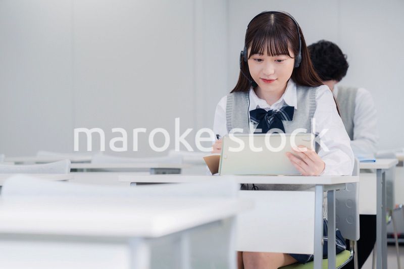 タブレット端末で学習をする高校生