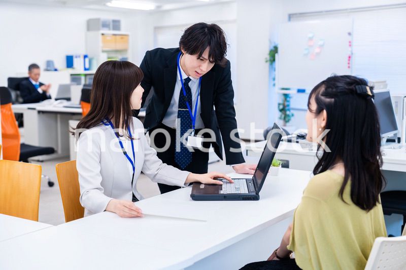 オフィスで窓口業務をするスタッフ