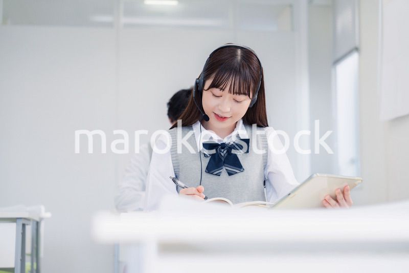 タブレット端末で学習をする高校生