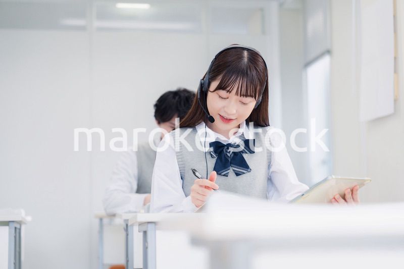 タブレット端末で学習をする高校生