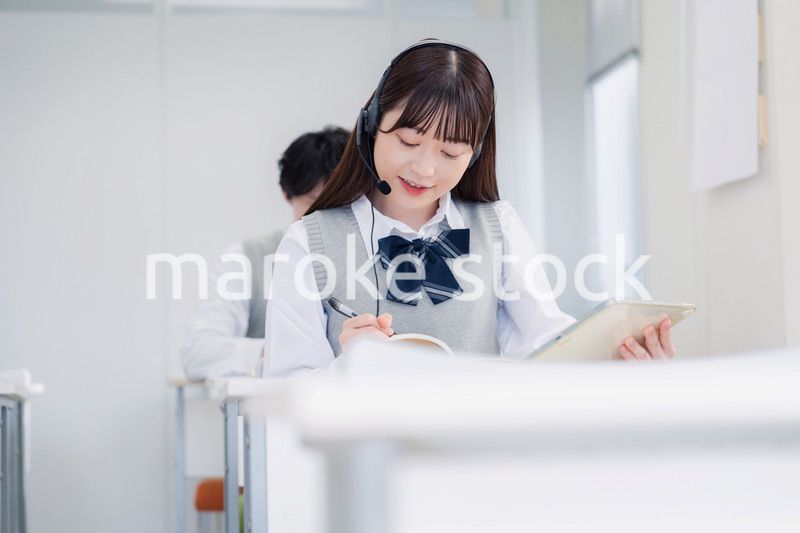 タブレット端末で学習をする高校生