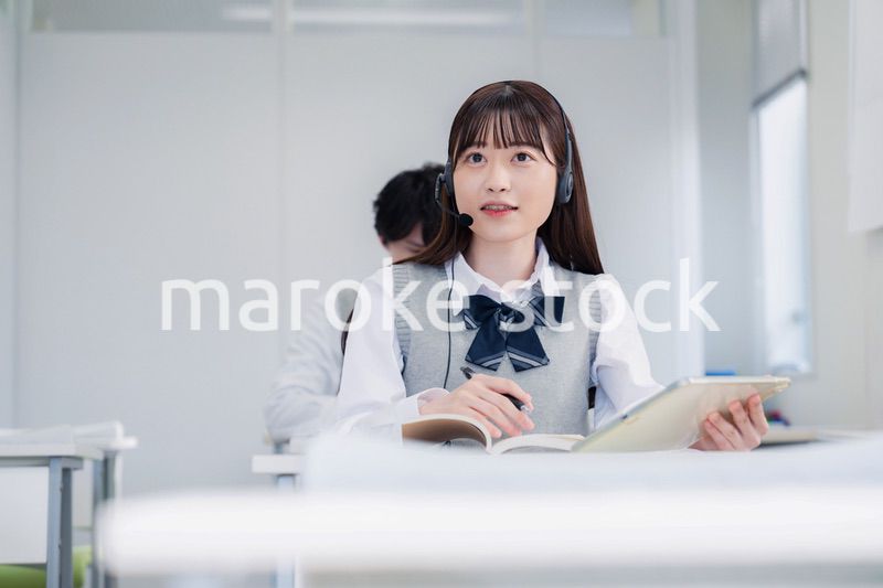 タブレット端末で学習をする高校生