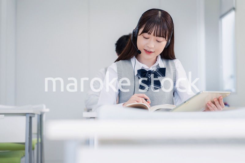 タブレット端末で学習をする高校生