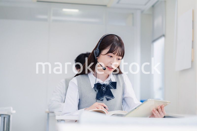 タブレット端末で学習をする高校生