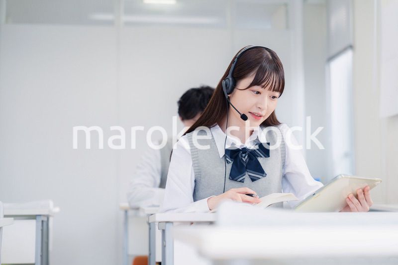 タブレット端末で学習をする高校生