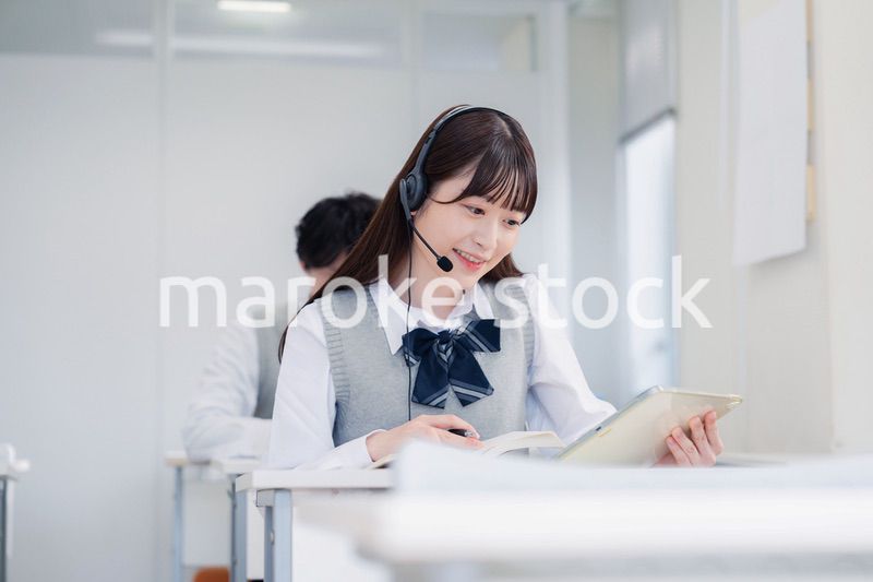 タブレット端末で学習をする高校生