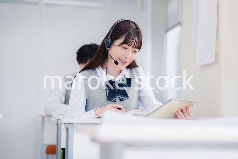 タブレット端末で学習をする高校生