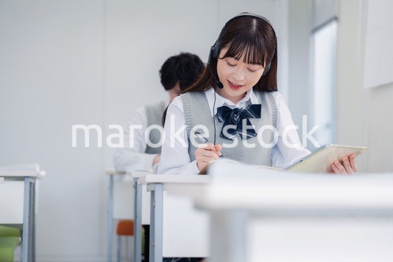 タブレット端末で学習をする高校生