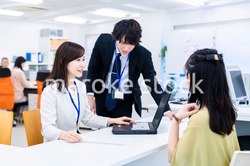 オフィスで窓口業務をするスタッフ