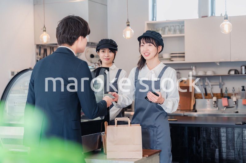 ケーキ屋で楽しく買い物をするビジネスマン