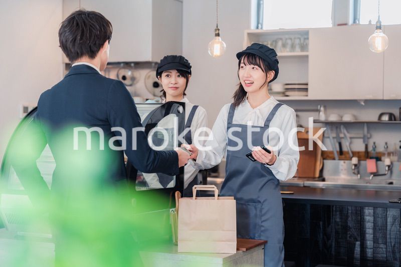 ケーキ屋で楽しく買い物をするビジネスマン