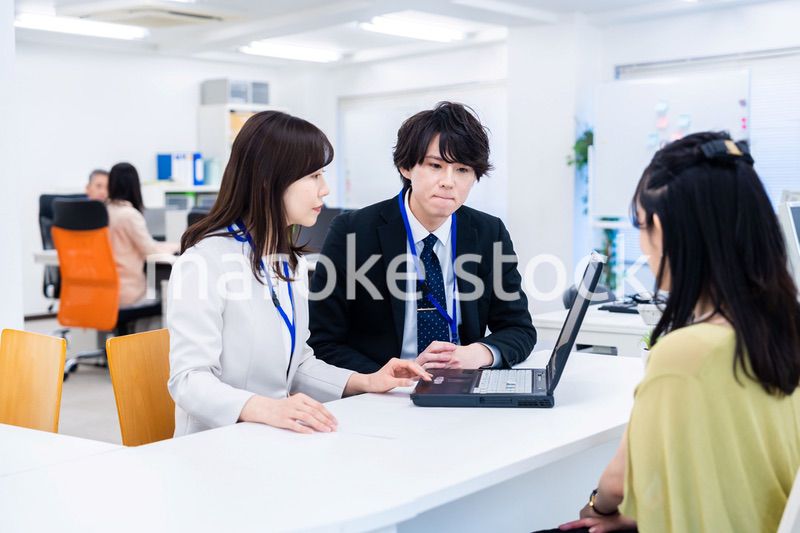 オフィスで窓口業務をするスタッフ