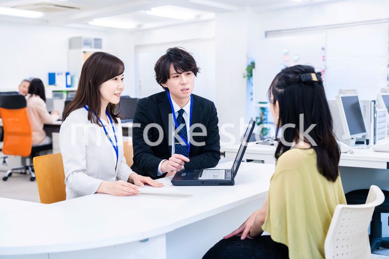 オフィスで窓口業務をするスタッフ