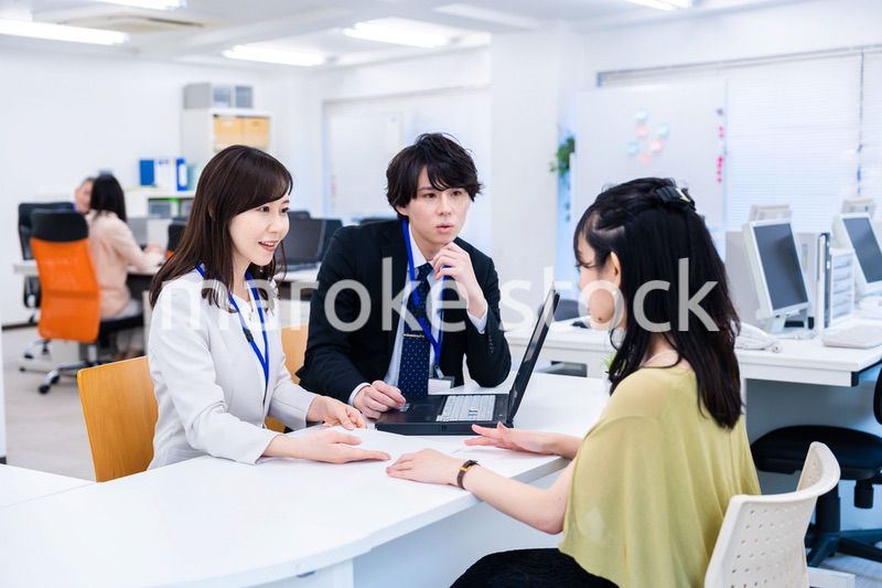 オフィスで窓口業務をするスタッフ