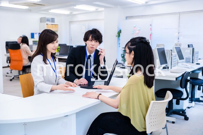 オフィスで窓口業務をするスタッフ
