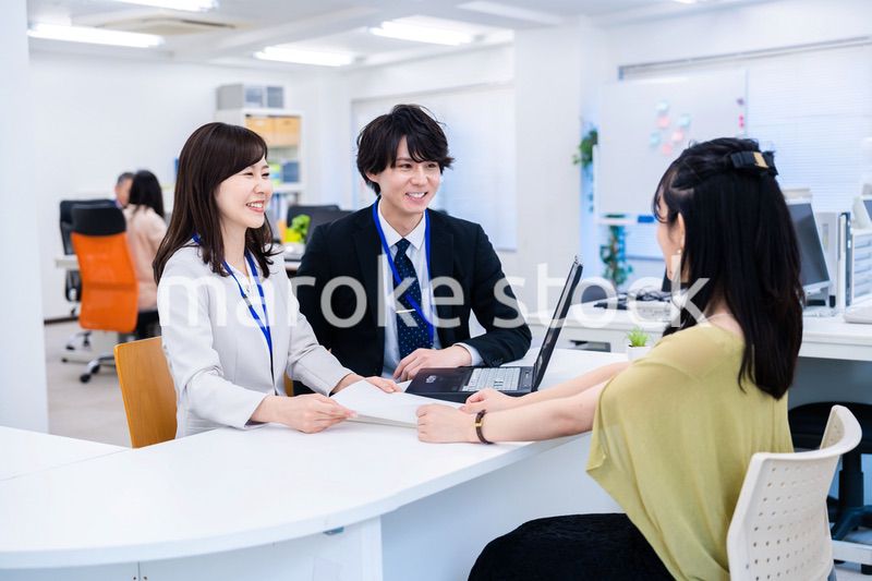 オフィスで窓口業務をするスタッフ