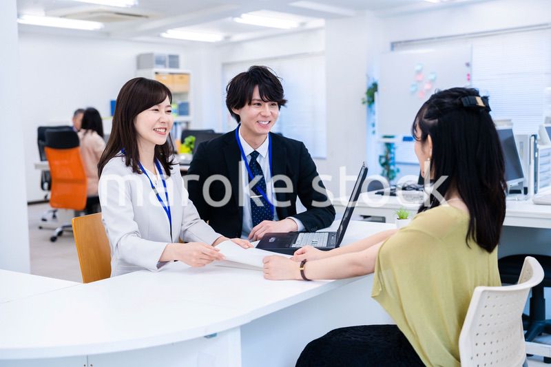 オフィスで窓口業務をするスタッフ