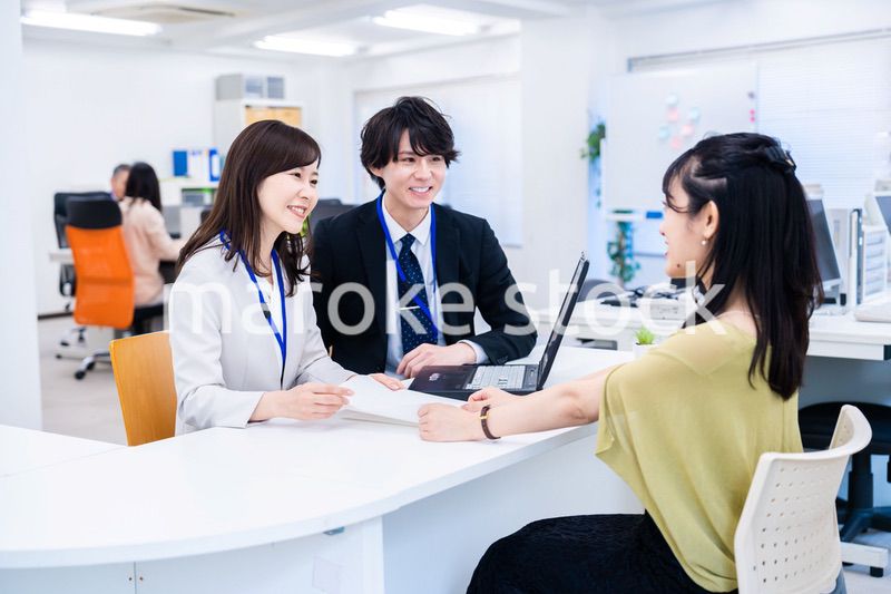 オフィスで窓口業務をするスタッフ