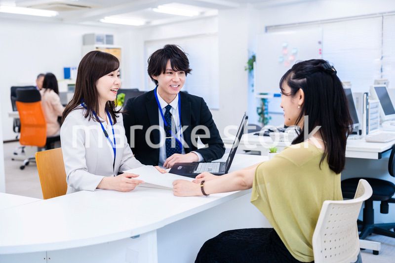 オフィスで窓口業務をするスタッフ