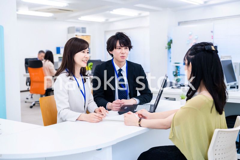 オフィスで窓口業務をするスタッフ