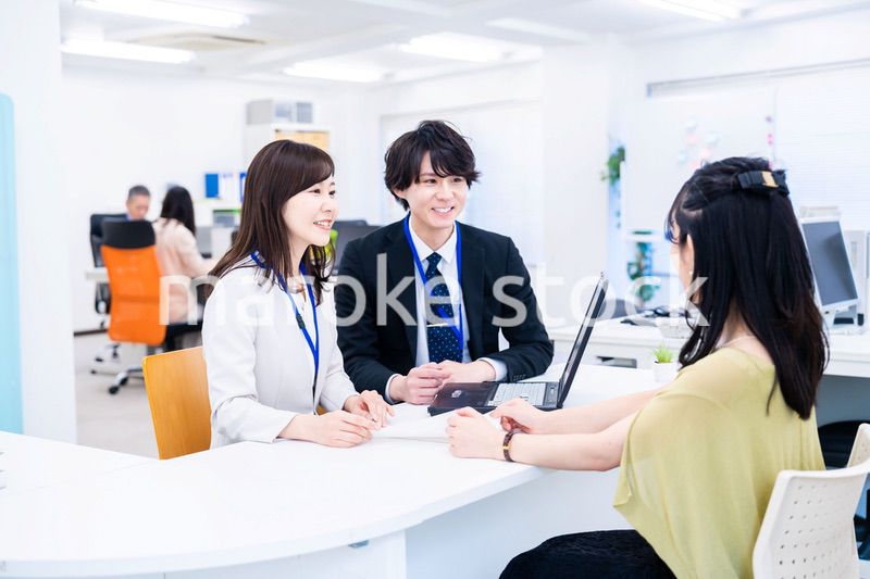 オフィスで窓口業務をするスタッフ