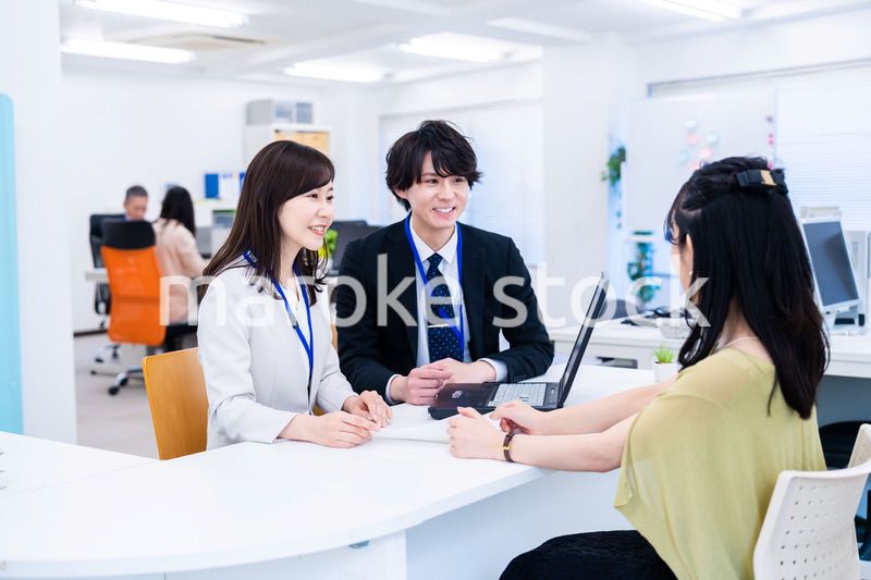 オフィスで窓口業務をするスタッフ