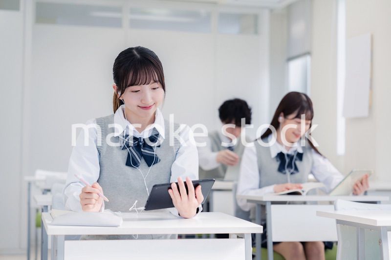 タブレット端末で授業を受ける高校生