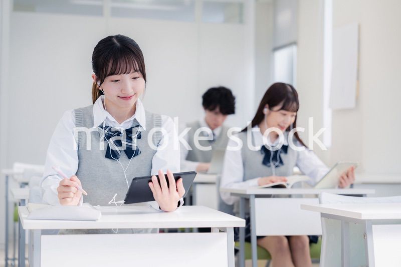 タブレット端末で授業を受ける高校生