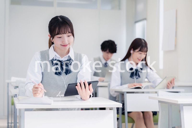 タブレット端末で授業を受ける高校生